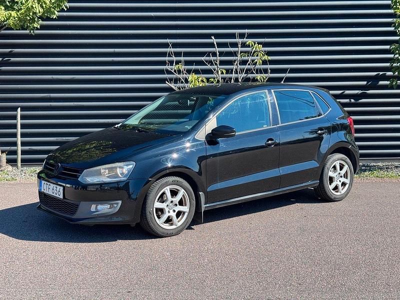 Svart Begagnad 2010 VW Polo Halvkombi | 39 900 kr (Marknadspris) - Bild 1/4