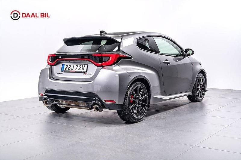 Begagnad Toyota Yaris 280 HK (205 kW) 2024 Silver Halvkombi