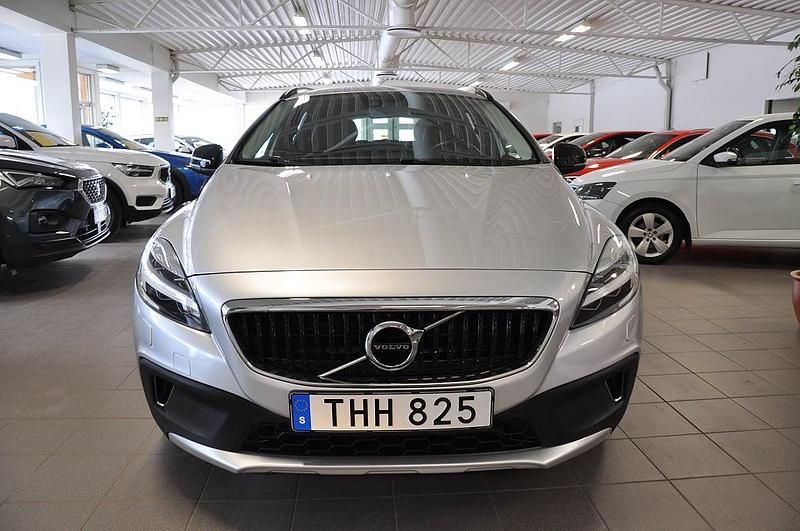 Begagnad Volvo V40 Momentum 120 HK (88 kW) 2017 Silver Halvkombi