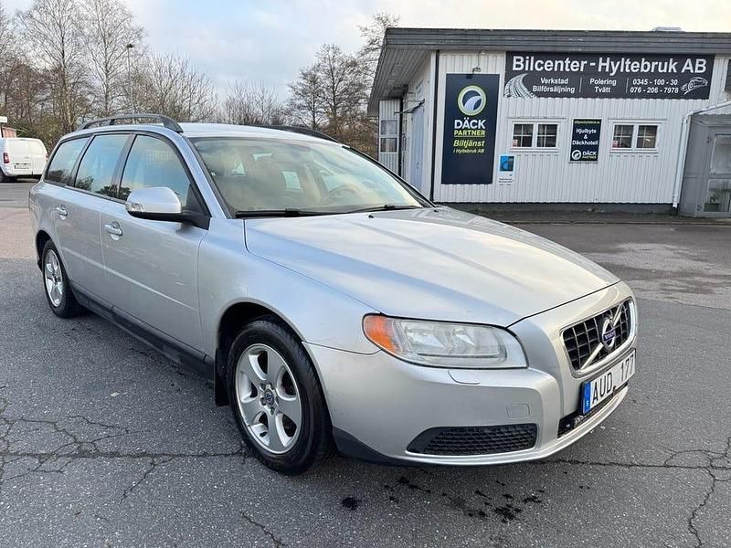 Ljusgrå Begagnad 2008 Volvo V70 Kinetic Kombi | 29 900 kr (Marknadspris) - Bild 1/4