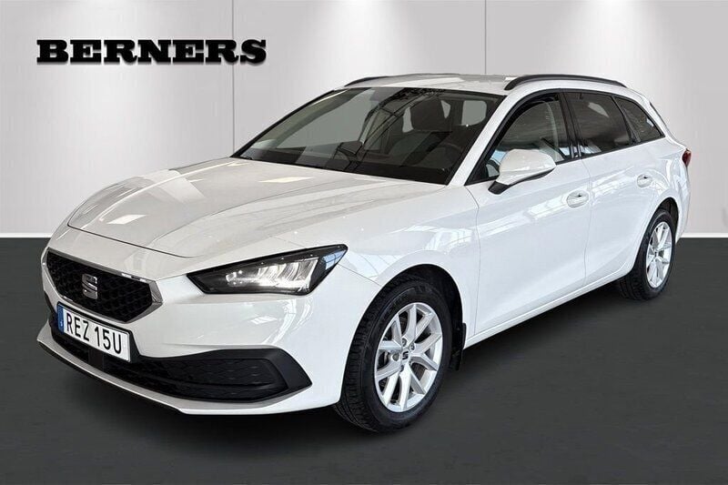Vit Begagnad 2022 Seat Leon Style Plus Kombi | 213 900 kr (Marknadspris) - Bild 1/4