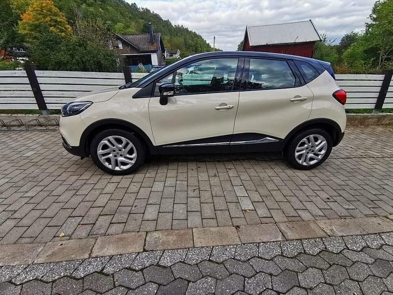 Flerfärgad, vit/crémefärgad Begagnad 2014 Renault Captur SUV | 85 000 kr (Marknadspris) - Bild 1/4