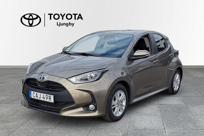 Grön Begagnad 2022 Toyota Yaris Hybrid Active Halvkombi | 209 000 kr (Marknadspris) - Bild 1/3