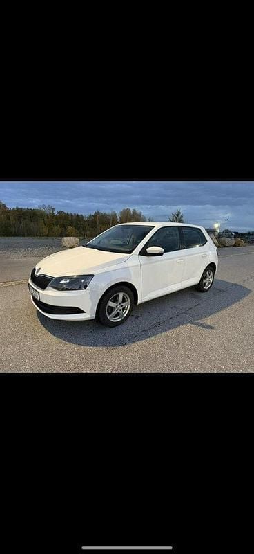 Vit Begagnad 2018 Skoda Fabia Ambiente Halvkombi | 75 000 kr (Superpris) - Bild 1/4
