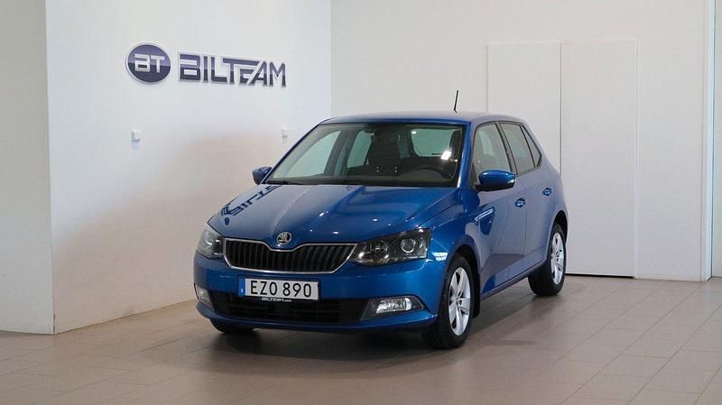 Blå Begagnad 2015 Skoda Fabia Elegance Halvkombi | 94 900 kr (Marknadspris) - Bild 1/4