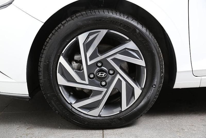 Begagnad Hyundai i20 Essential 101 HK (74 kW) 2024 Vit Halvkombi