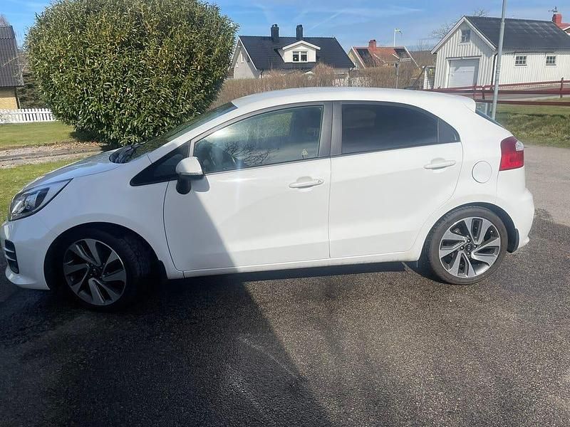 Begagnad Kia Rio 84 HK (61 kW) 2016 Vit Halvkombi