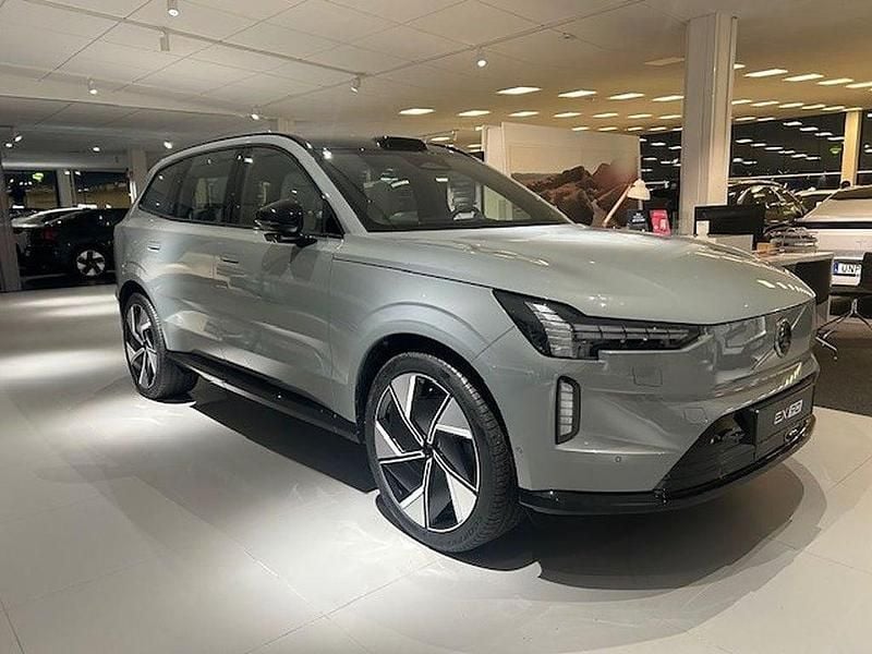 Grå Begagnad 2024 Volvo EX90 Performance SUV | 979 900 kr (Marknadspris) - Bild 1/4