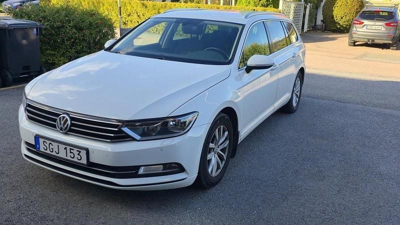 Vit Begagnad 2018 VW Passat Kombi | 175 000 kr (Bra pris) - Bild 1/4