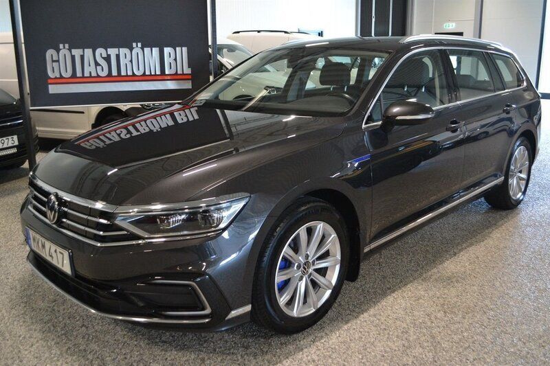 Mörkgrå (gråmetallic metallic) Begagnad 2020 VW Passat GTE Kombi | 218 000 kr (Bra pris) - Bild 1/4