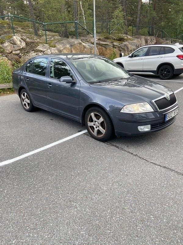 Grå Begagnad 2008 Skoda Octavia Halvkombi | 47 000 kr (Lite dyr) - Bild 1/4