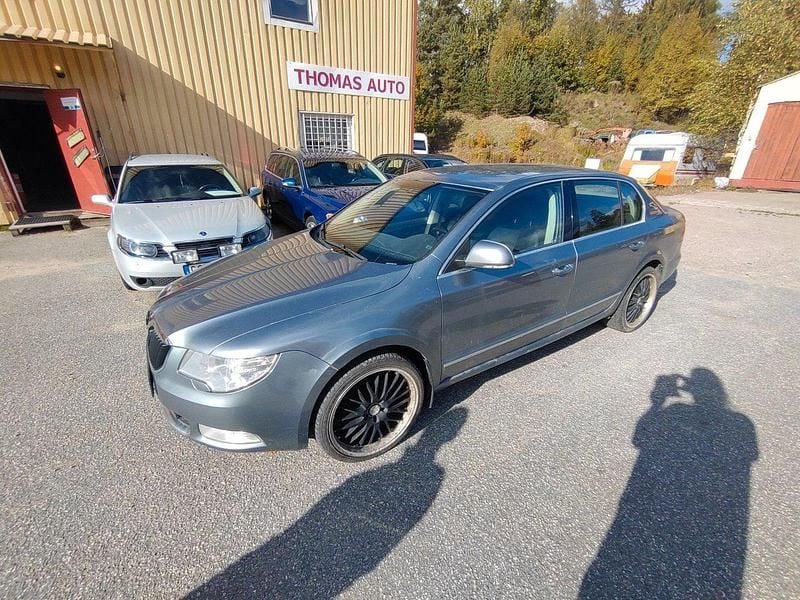 Silver Begagnad 2009 Skoda Superb Elegance Sedan | 39 900 kr (Bra pris) - Bild 1/4