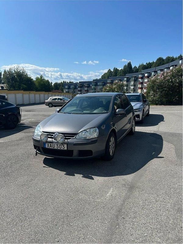 Grå Begagnad 2005 VW Golf IV Trendline Halvkombi | 25 000 kr (Marknadspris) - Bild 1/4