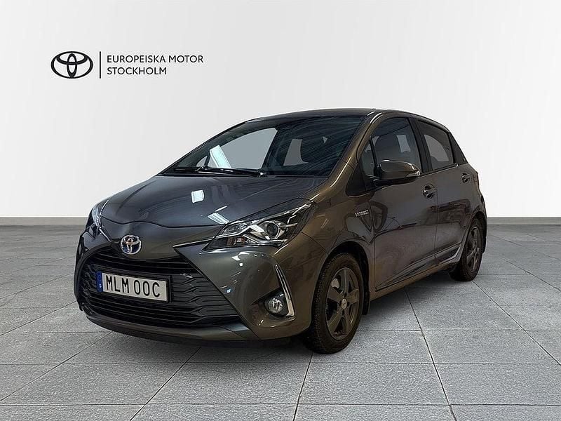 Mörkgrå Begagnad 2019 Toyota Yaris Hybrid Halvkombi | 179 900 kr (Superpris) - Bild 1/4
