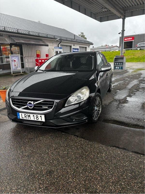 Svart Begagnad 2011 Volvo V60 R-Design Kombi | 79 000 kr (Marknadspris) - Bild 1/4