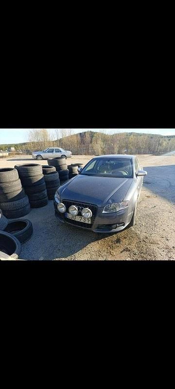 Grå Begagnad 2007 Audi A4 Comfort Sedan | 8 000 kr (Superpris) - Bild 1/4