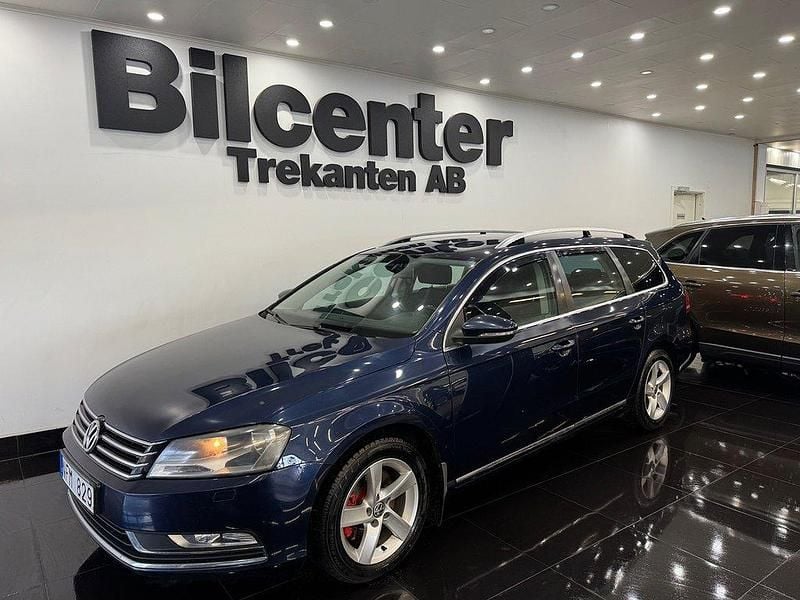 Mörkblå Begagnad 2012 VW Passat Kombi | 66 900 kr (Marknadspris) - Bild 1/4
