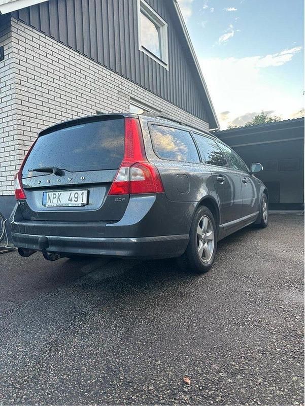 Grå Begagnad 2009 Volvo V70 Momentum Kombi | 34 900 kr (Marknadspris) - Bild 1/4