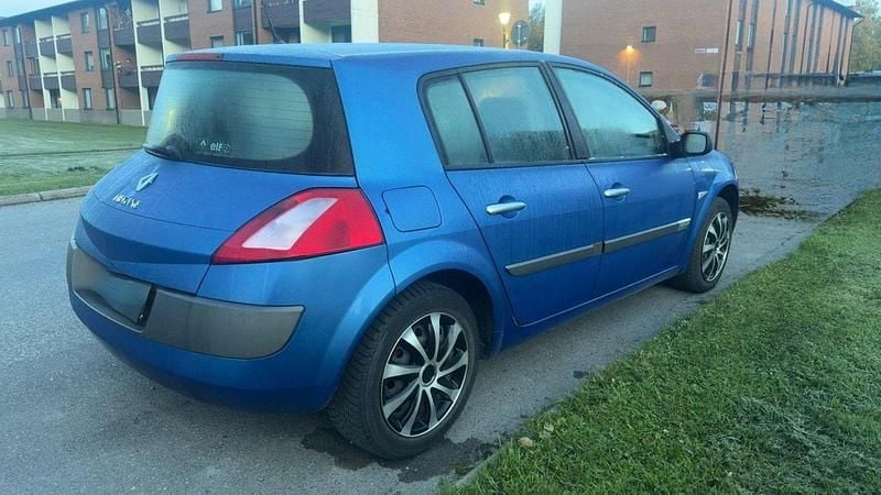 Blå Begagnad 2004 Renault Mégane II Halvkombi | 24 500 kr (Marknadspris) - Bild 1/4