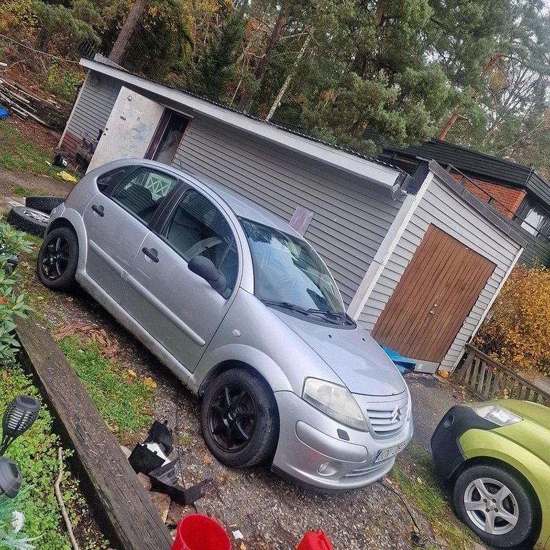 Silver Begagnad 2003 Citroën C3 Halvkombi | 11 000 kr (Superpris) - Bild 1/2