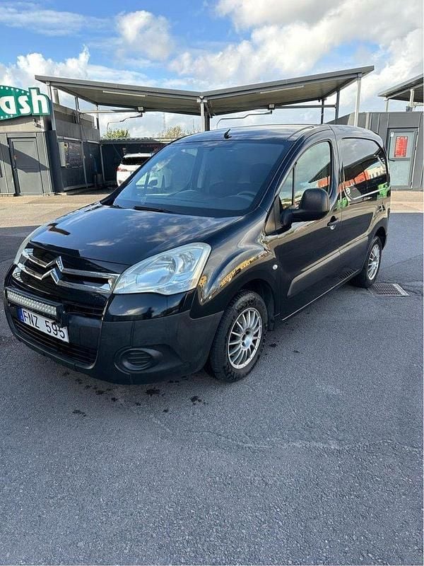 Svart Begagnad 2011 Citroën Berlingo Minibuss | 42 900 kr (Marknadspris) - Bild 1/4