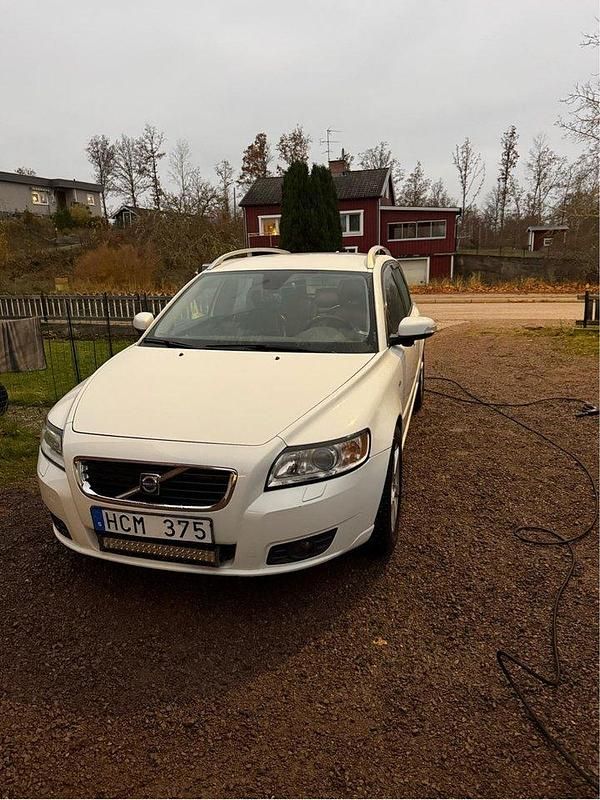 Vit Begagnad 2009 Volvo V50 Summum Kombi | 47 000 kr (Marknadspris) - Bild 1/4