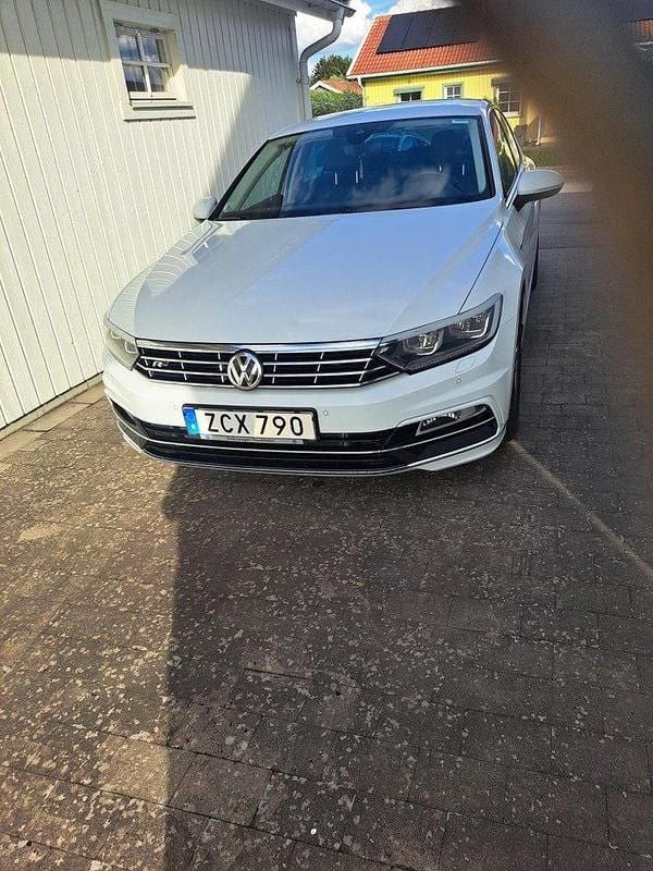 Vit Begagnad 2018 VW Passat R-line Sedan | 200 000 kr (Superpris) - Bild 1/4