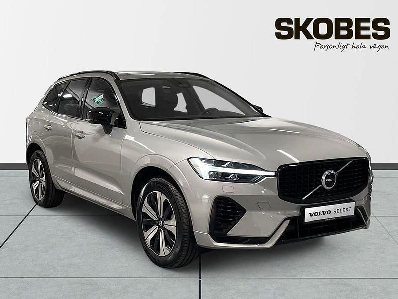 Silver Begagnad 2025 Volvo XC60 Plus SUV | 569 100 kr (Lite dyr) - Bild 1/3