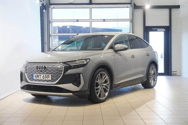 Grå Begagnad 2022 Audi Q4 Sportback e-tron S-Line SUV | 429 900 kr (Marknadspris) - Bild 1/4