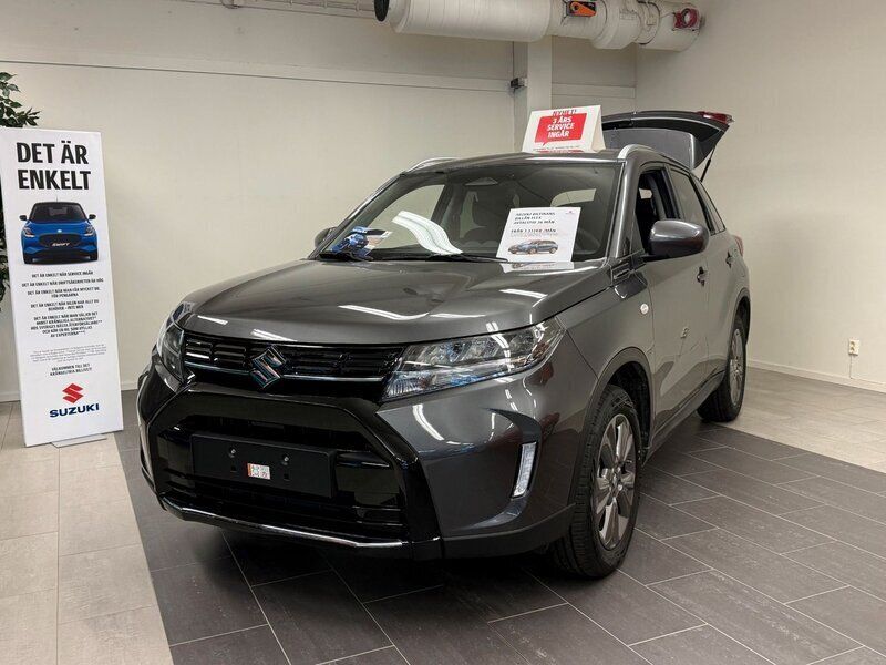 Grå Ny 2024 Suzuki Vitara SUV | 331 900 kr (Marknadspris) - Bild 1/4