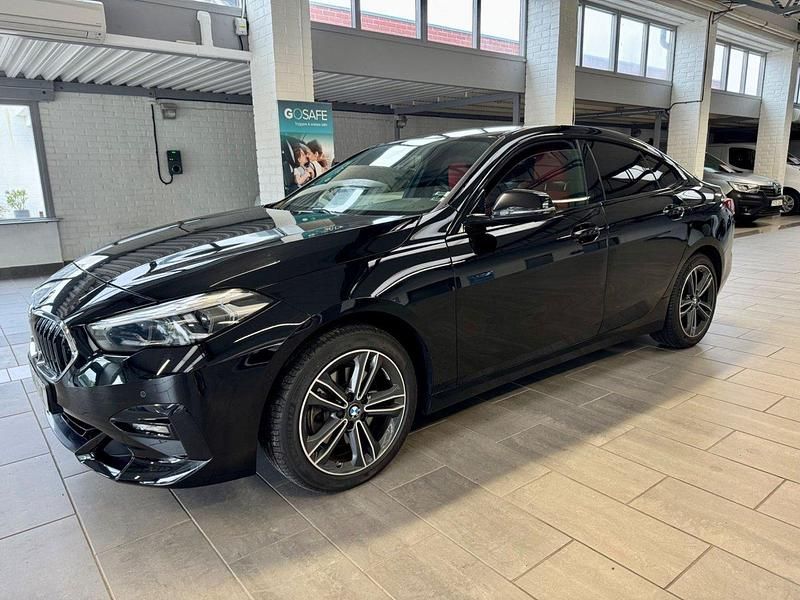 Svart Begagnad 2021 BMW 218 Sport Line Sportkupé | 269 000 kr (Marknadspris) - Bild 1/4