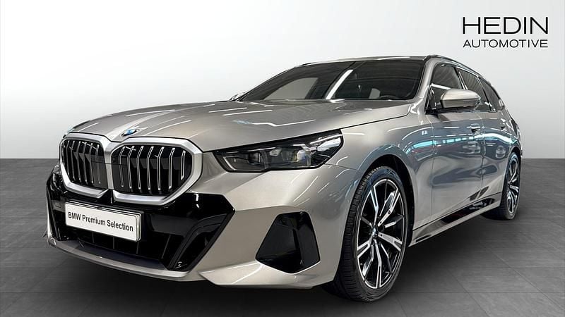 Begagnad 2025 BMW 520 Comfort Edition Kombi | 589 700 kr - Bild 1/4