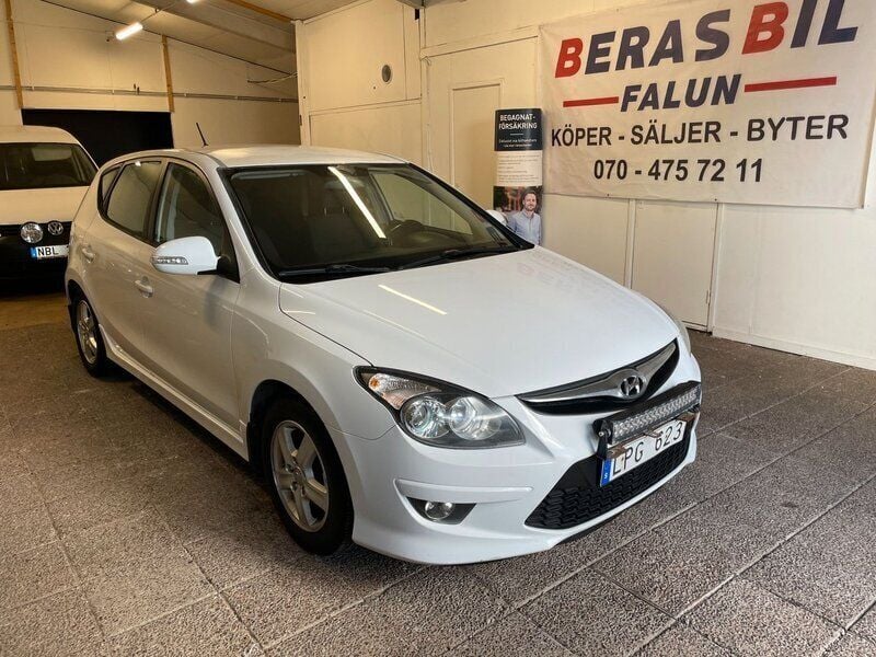 Vit Begagnad 2011 Hyundai i30 Halvkombi | 36 900 kr - Bild 1/4
