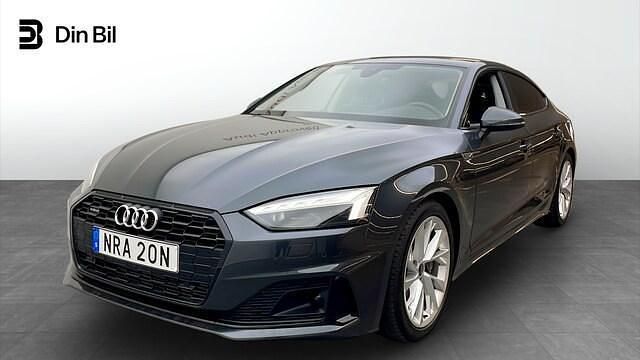 Grå Begagnad 2023 Audi A5 Sportback Advanced Halvkombi | 399 000 kr (Marknadspris) - Bild 1/4