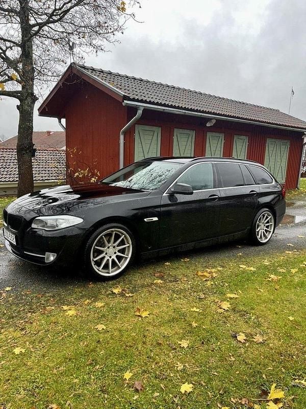 Svart Begagnad 2012 BMW 520 Kombi | 85 000 kr (Bra pris) - Bild 1/4