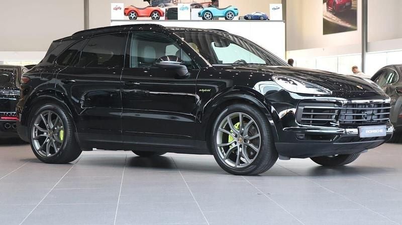 Svart Begagnad 2022 Porsche Cayenne Platinum Edition SUV | 799 000 kr (Marknadspris) - Bild 1/4