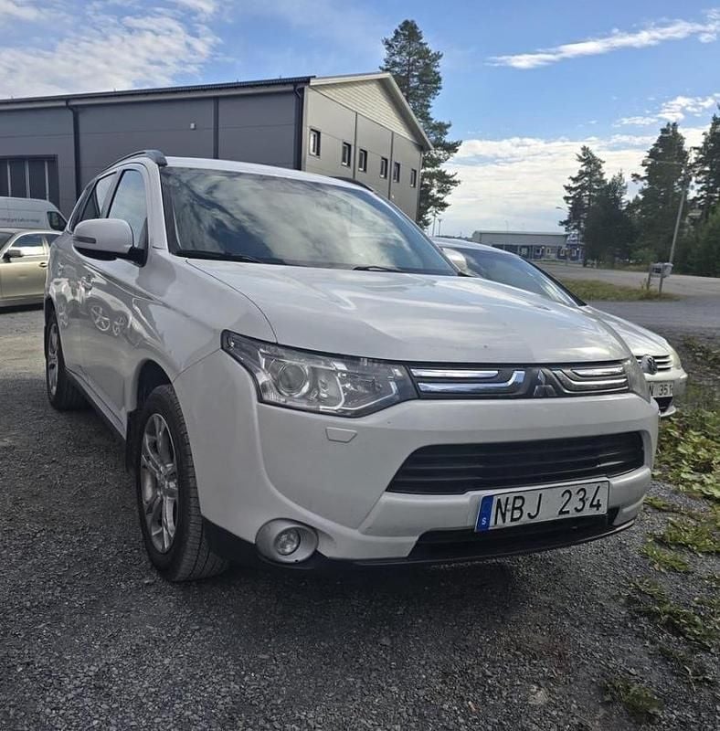 Vit Begagnad 2013 Mitsubishi Outlander SUV | 62 000 kr (Marknadspris) - Bild 1/4