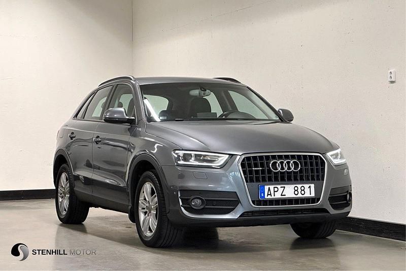 Grå (monsungrå metallic) Begagnad 2012 Audi Q3 Sport SUV | 109 900 kr (Marknadspris) - Bild 1/4
