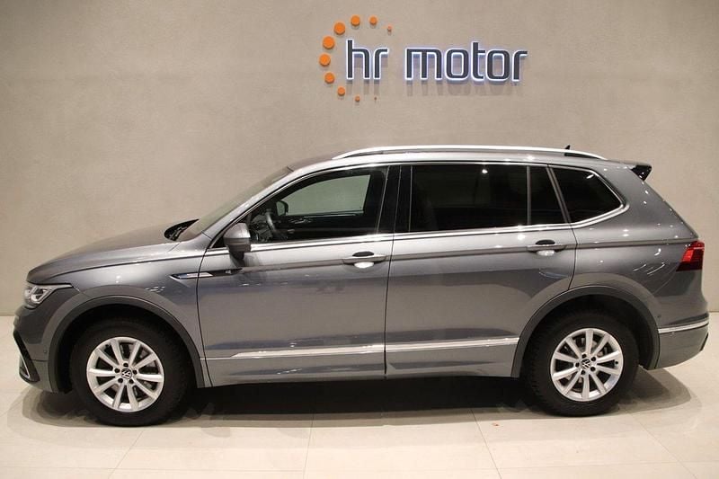 Grå Begagnad 2022 VW Tiguan Allspace R-line SUV | 379 000 kr (Marknadspris) - Bild 1/4