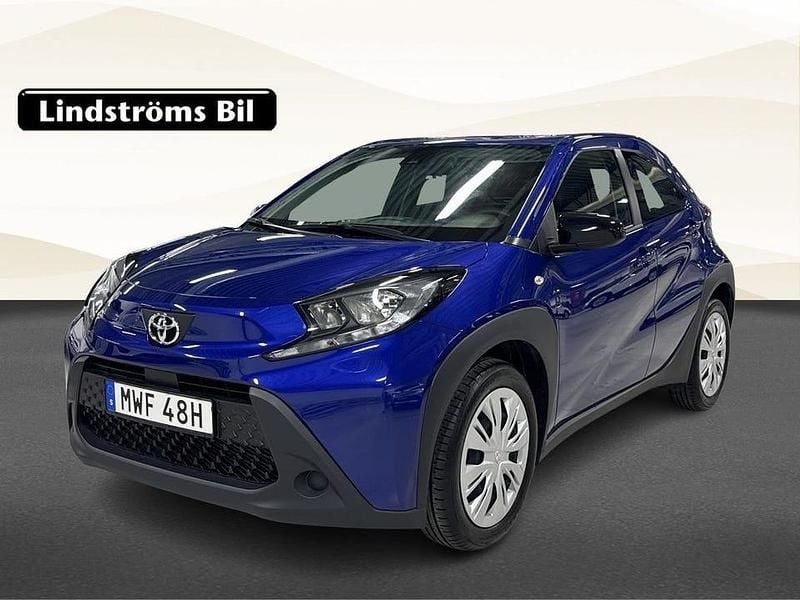 Mörkblå Begagnad 2023 Toyota Aygo X Play SUV | 179 000 kr (Marknadspris) - Bild 1/3
