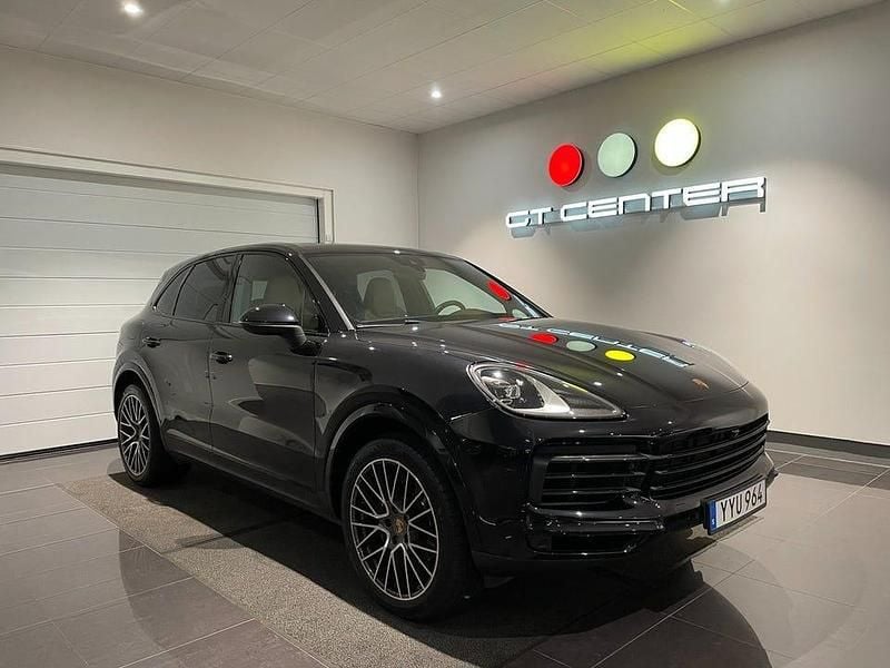 Jet black metallic/beige läder Begagnad 2017 Porsche Cayenne SUV | 459 900 kr (Lite dyr) - Bild 1/4
