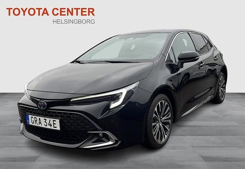 Svart Begagnad 2023 Toyota Corolla Hybrid Style Halvkombi | 299 900 kr (Marknadspris) - Bild 1/4