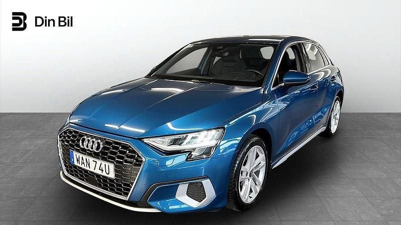 Atollblå metallic Begagnad 2023 Audi A3 Advanced Plus Halvkombi | 279 900 kr (Marknadspris) - Bild 1/4
