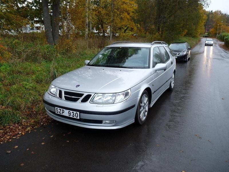 Grå Begagnad 2002 Saab 9-5 Aero Kombi | 33 000 kr (Marknadspris) - Bild 1/4