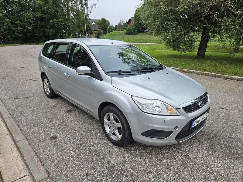 Grå Begagnad 2010 Ford Focus Titanium Kombi | 19 900 kr - Bild 1/4