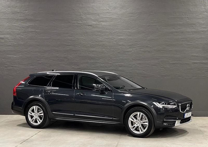 Grå (grå metallic) Begagnad 2019 Volvo V90 CC Momentum Kombi | 349 900 kr (Marknadspris) - Bild 1/4