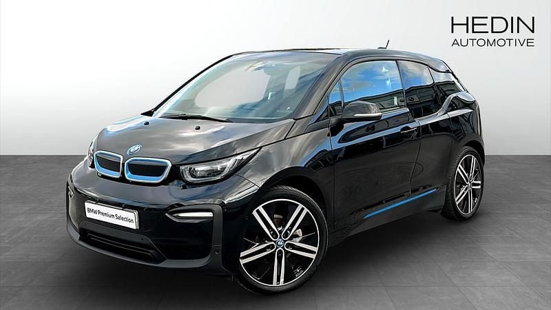 Svart (black) Begagnad 2022 BMW i3 Halvkombi | 228 700 kr (Marknadspris) - Bild 1/4