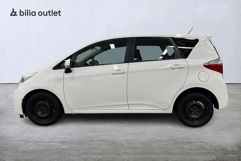 Begagnad Toyota Verso-S Multidrive S 99 HK (72 kW) 2013 Vit Minibuss