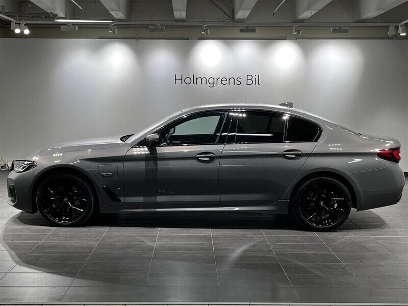Begagnad BMW 545e M Sport 394 HK (289 kW) 2022 Grå/silver Sedan