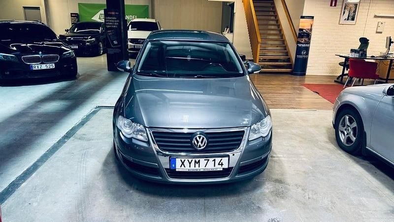 Ljusgrå Begagnad 2006 VW Passat Comfortline Sedan | 24 990 kr (Superpris) - Bild 1/4